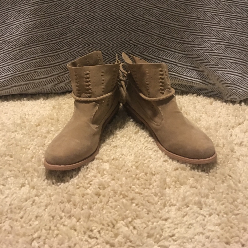 Tan booties size 8/9 NWT