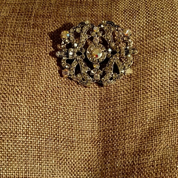 vintage looking brooch - Picture 2 of 2
