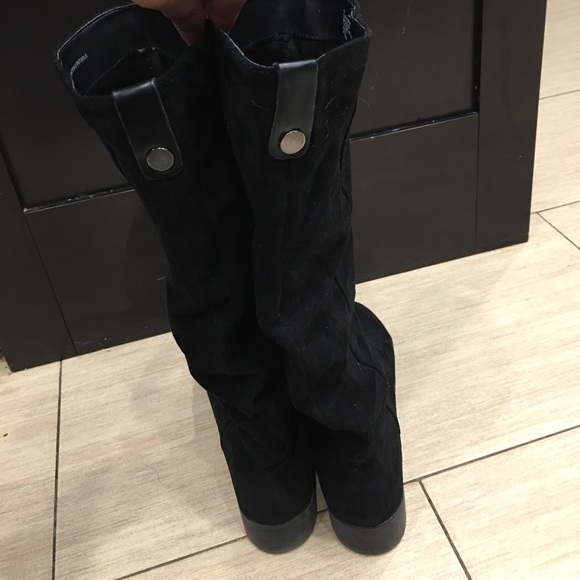 Women’s Black Leather texture Boots - Picture 2 of 8