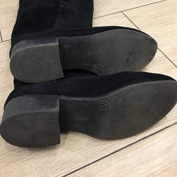 Women’s Black Leather texture Boots - Picture 5 of 8