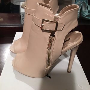 Peep Toe bootie