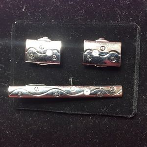 Men's tie clip and cuff links