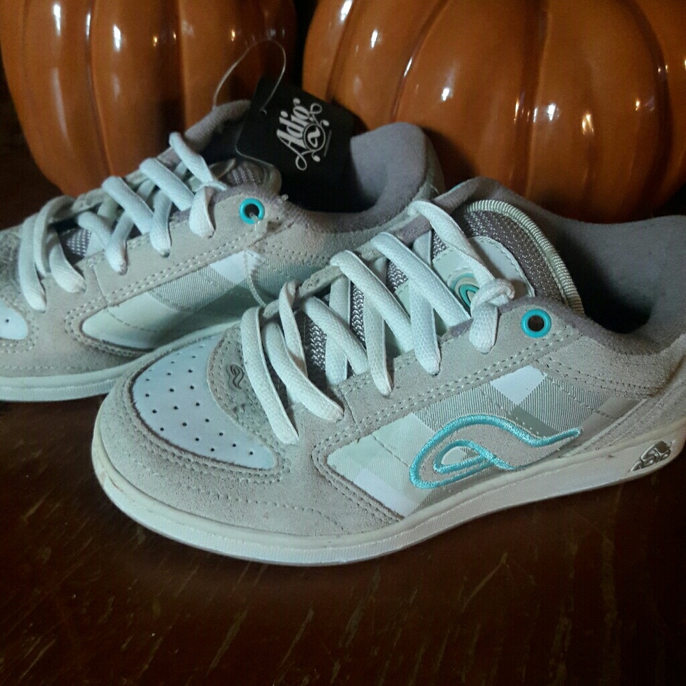 ***SOLD***NWT AIDO TENNIS SHOES SIZE 5
