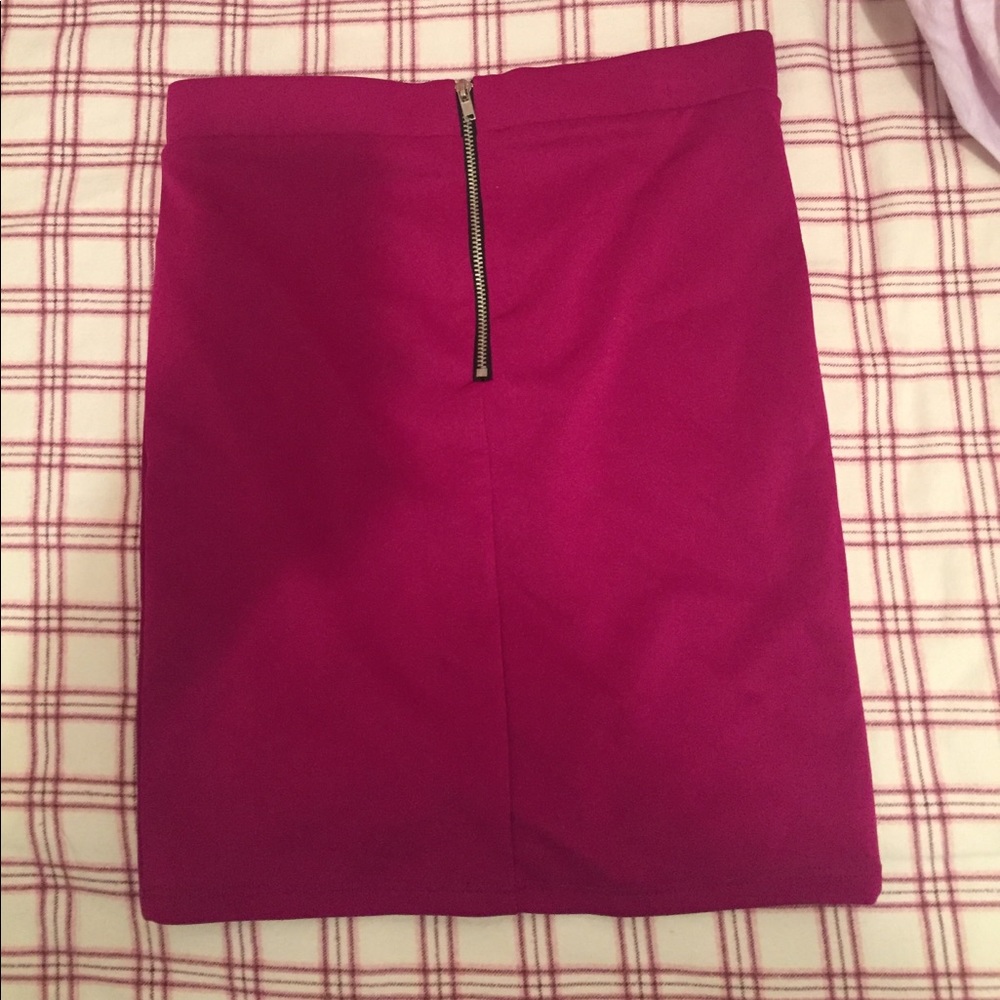 Magenta pencil skirt with zip closure