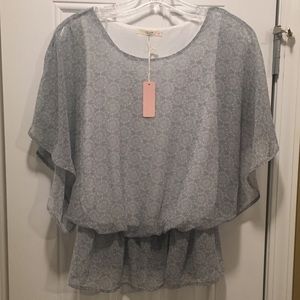 Gray and white short sleeve flowy blouse