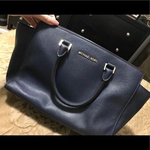 👜 PRICE DROP ⬇️ Michael Kors Navy Selma Bag