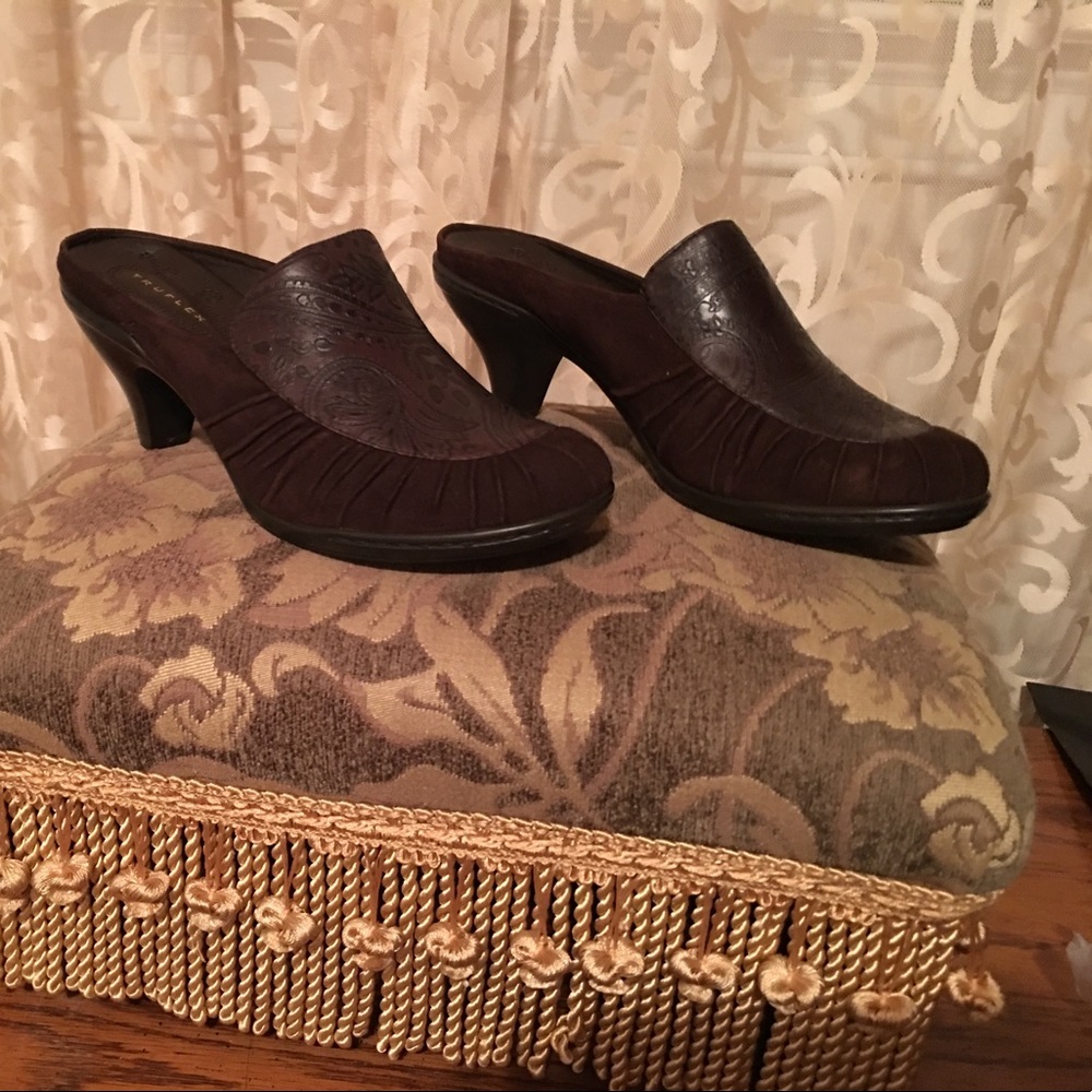 Trifled low heel slip on casual shoes.