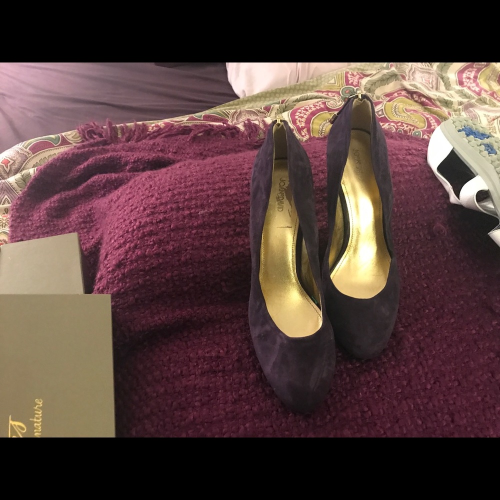 Gorgeous purple suede heels w gold zipper detail