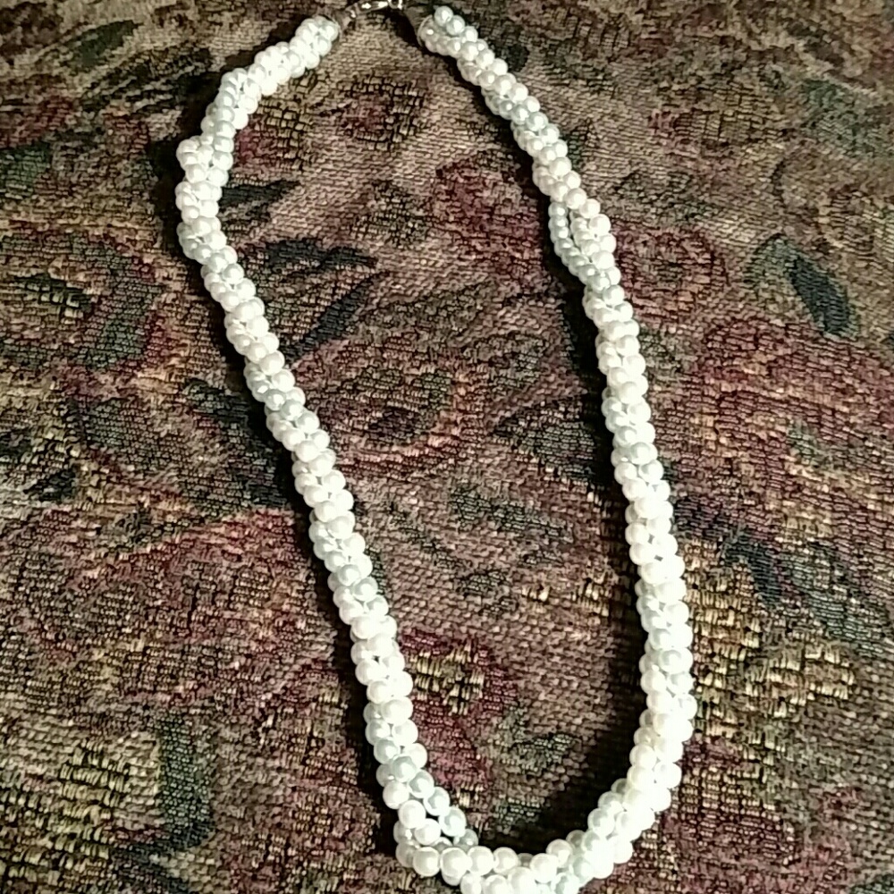 Three-color faux pearl necklace