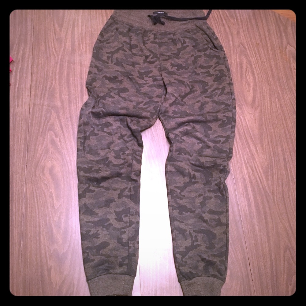 Women’s camo joggers- never worn medium