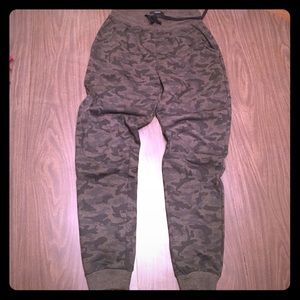 Women’s camo joggers- never worn medium