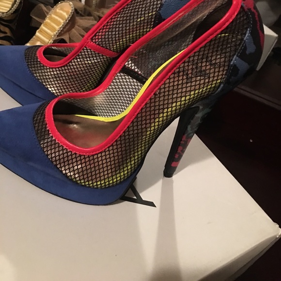 Cute multi colored Pump with fish net - Picture 3 of 5