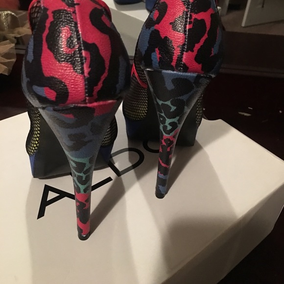 Cute multi colored Pump with fish net - Picture 4 of 5