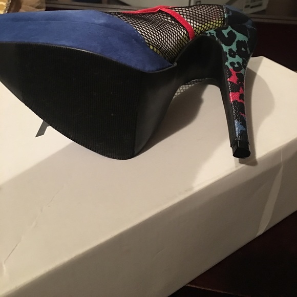 Cute multi colored Pump with fish net - Picture 5 of 5