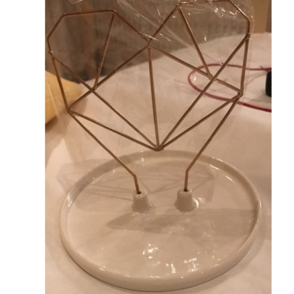 Coxet Wire Heart Ceramic Jewelry Holder