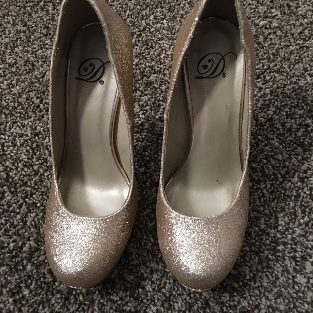 HEELS.