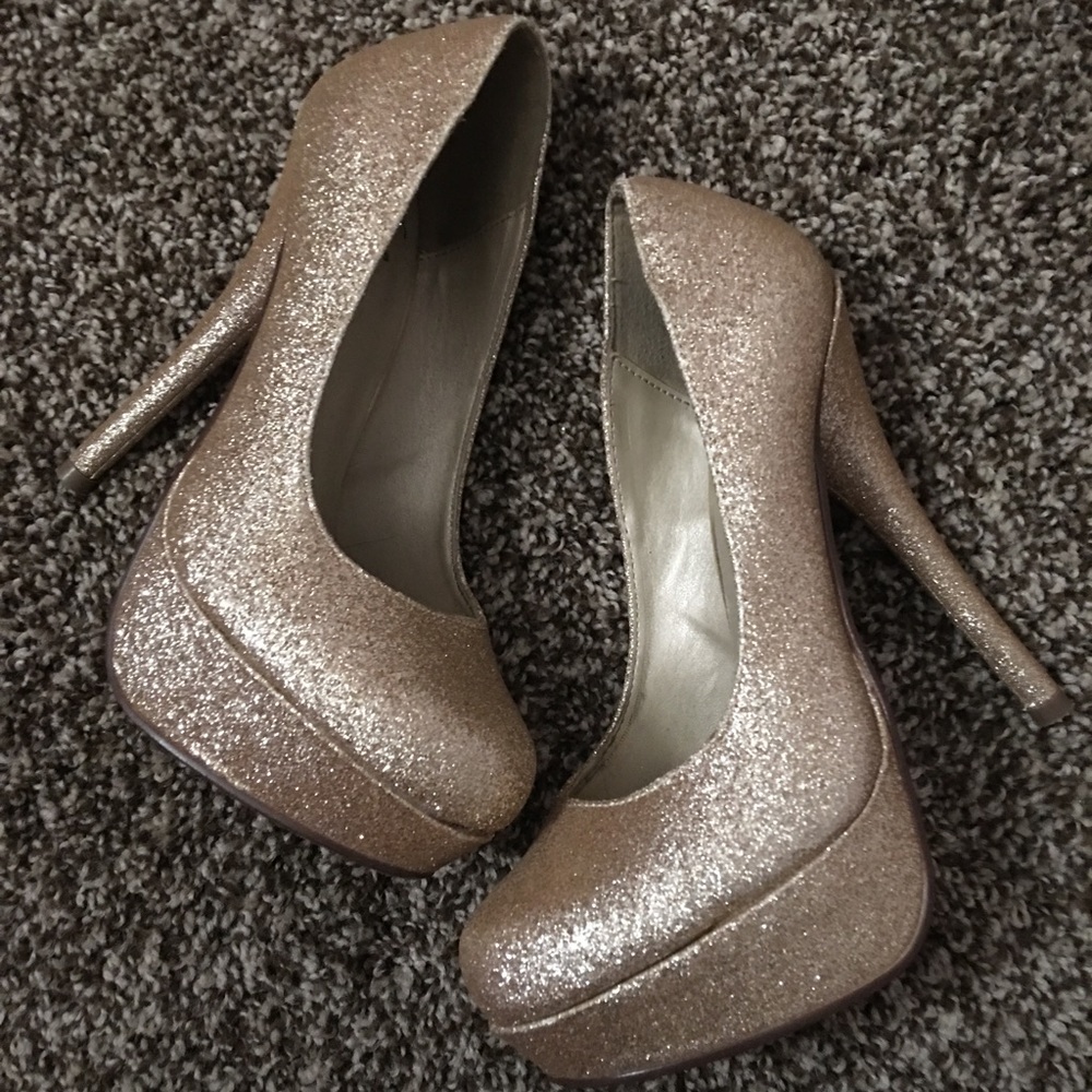 HEELS. - Picture 3 of 3