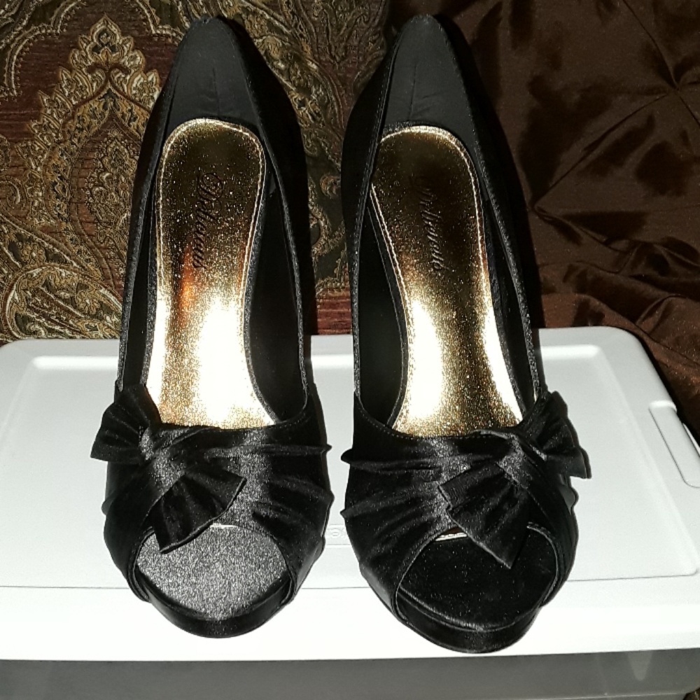 Brand new side bow heels