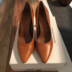 Camel leather pumps