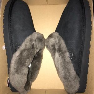 Women' Ugg Cluggette Slippers Size 11
