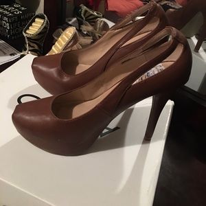 Guess pumps
