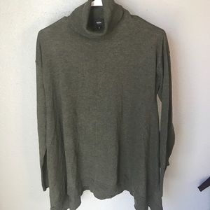 Mossimo forest green turtleneck with swing hem