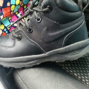 Toddler Nike boots size 9c