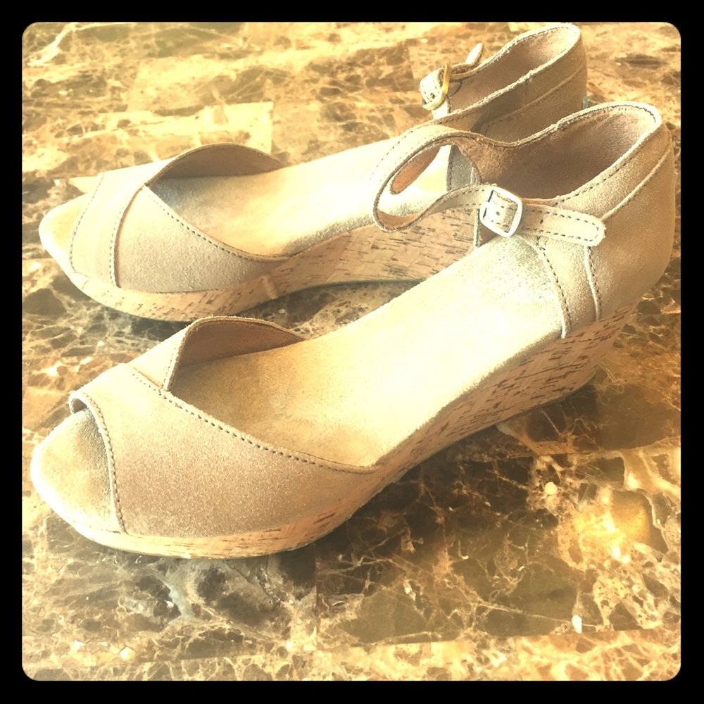 Toms wedge heel shoes