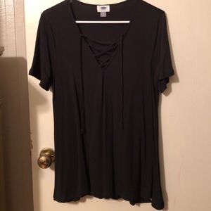 Criss cross tie tee