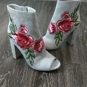 🆕✨HP✨Gray Flower Embroidered Peep toe Bootie🌷