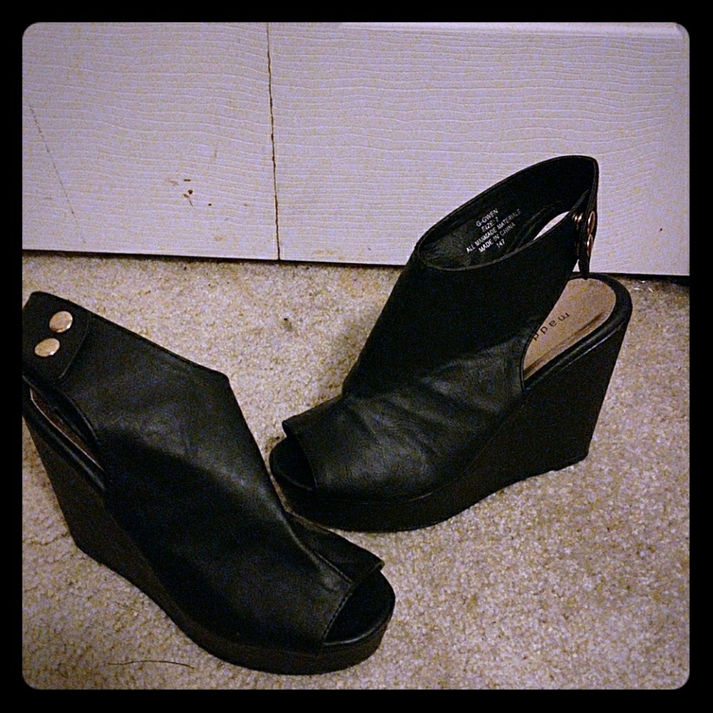Black wedges