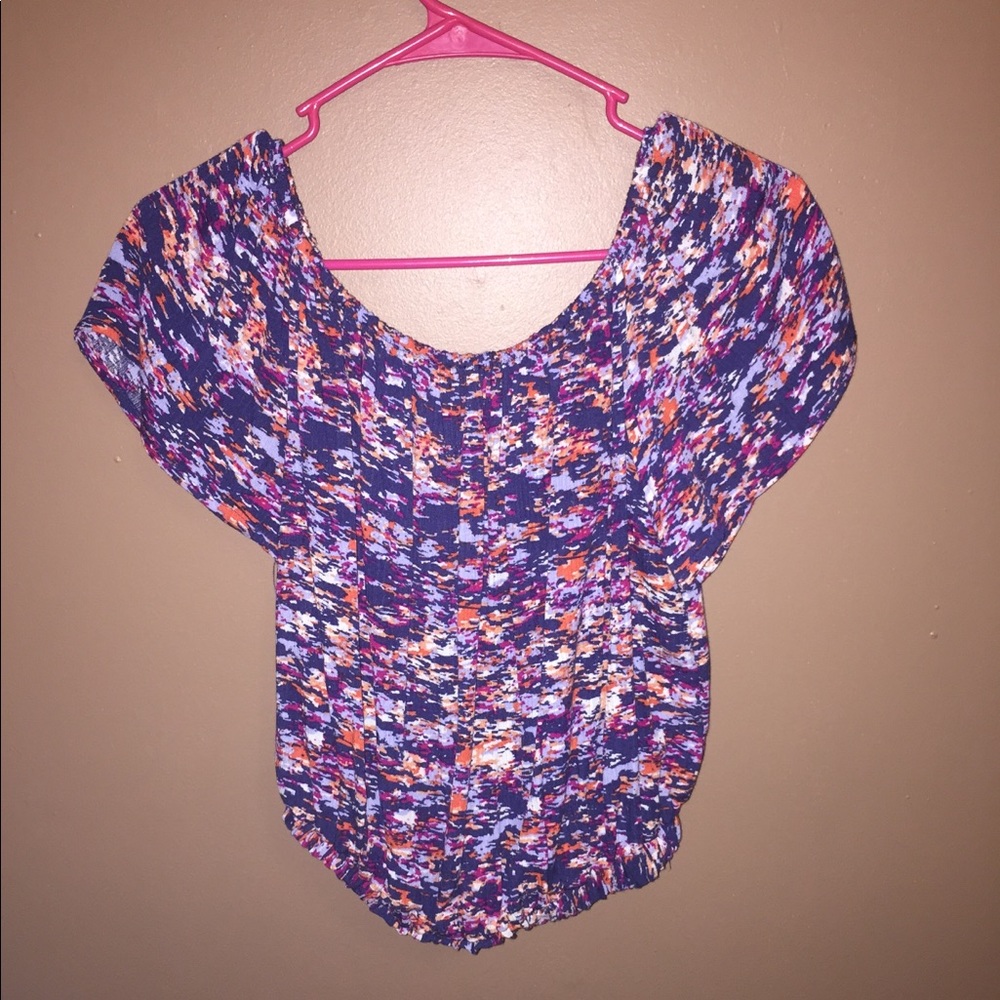 very cute and stylish blouse!! 😍