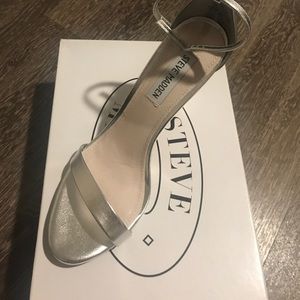 BRAND NEW!! Steve Madden sandal! BRAND NEW!! Steve Madden sandal!