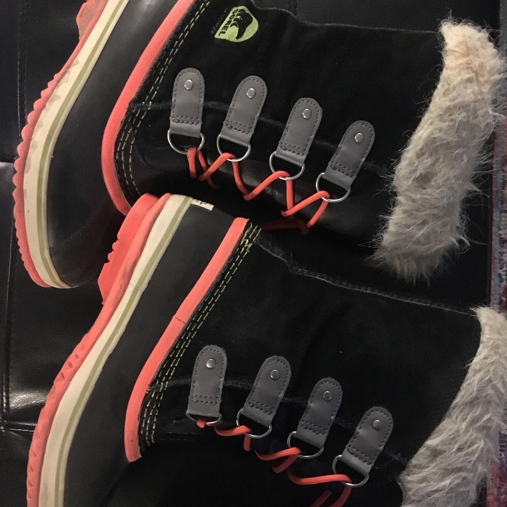 Girls Sorel boots size 3 in excellent condition.