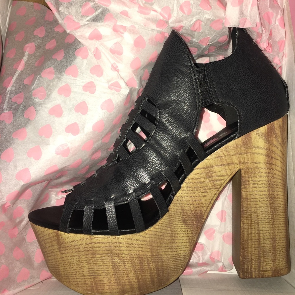 Black platforms. Light weight