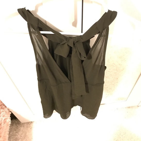 Gorgeous flowy top, ties in back - Picture 2 of 4