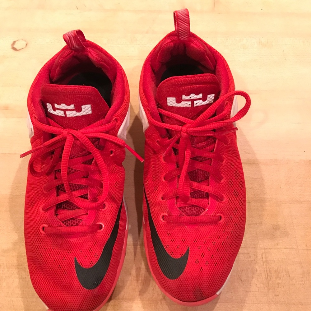 Nike Lebron James youth basketball shoes