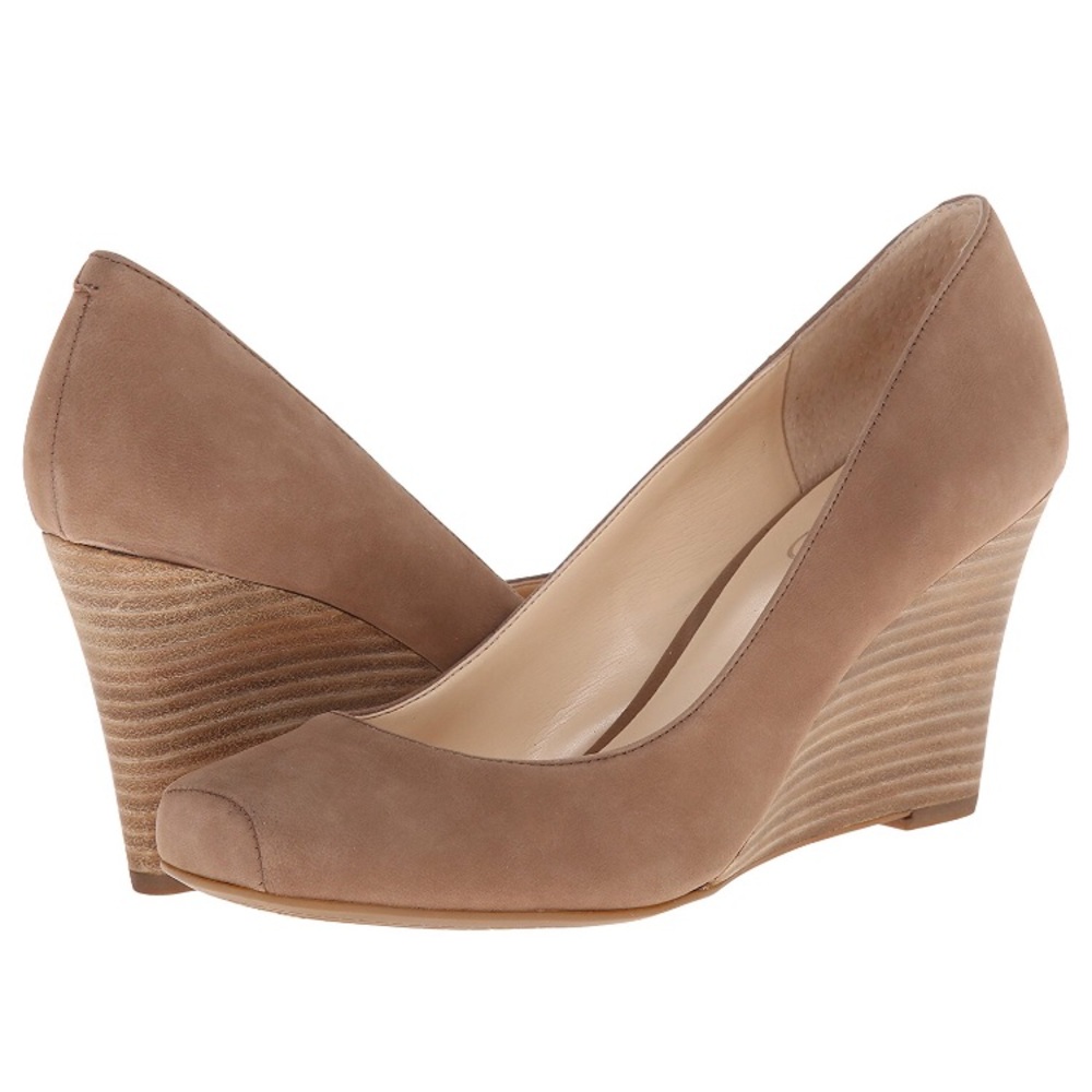 Jessica Simpson Salley wedge heel in taupe. Size 7