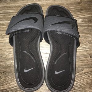 Black nike slides