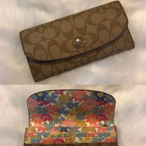 ⭐️COACH⭐️ Wallet with Floral Interior ⭐️COACH⭐️ Wallet with Floral Interior