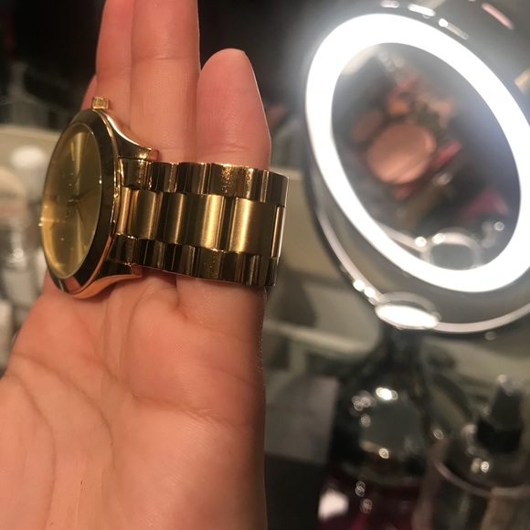 Michael Kors stylish unisex gold watch. - Picture 3 of 5