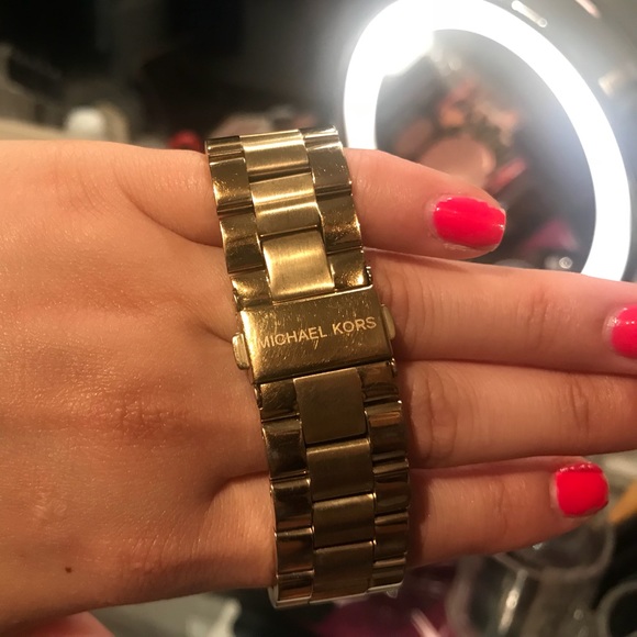 Michael Kors stylish unisex gold watch. - Picture 4 of 5