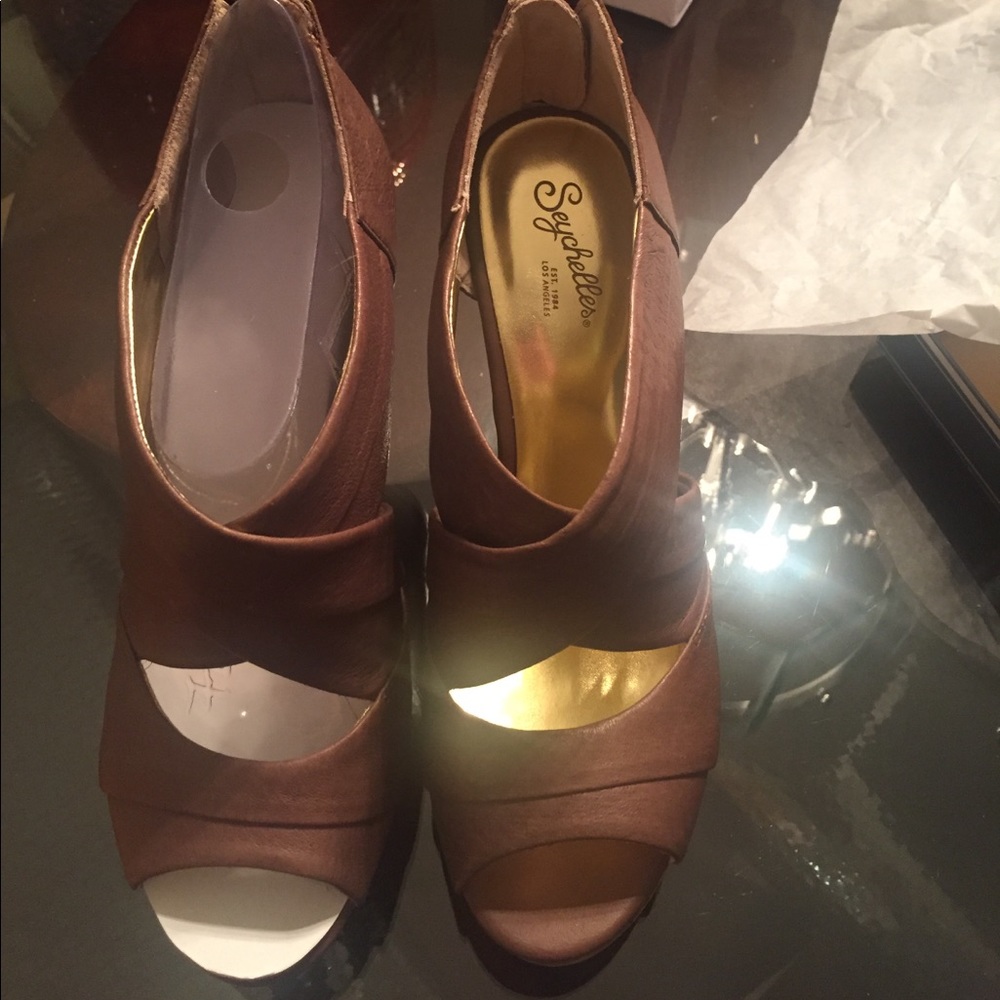 Brown wedge