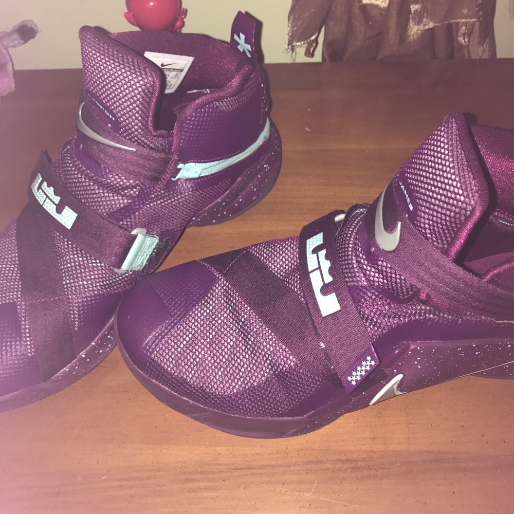 LeBron Tennis Shoes CHRISTMAS edition