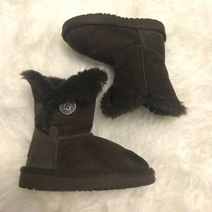 UGG Bailey Button Sz8 Chocolate