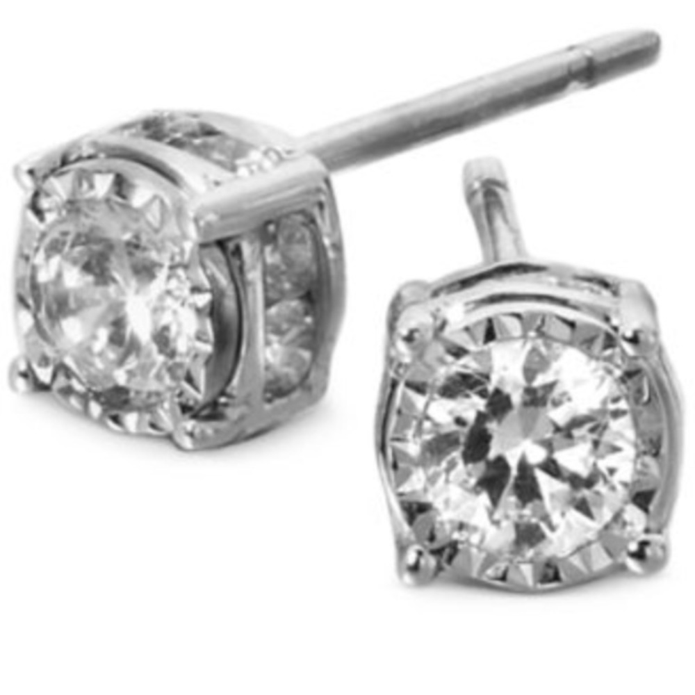 ✨SOLD✨Gorgeous 1k diamond studs on 14k white gold