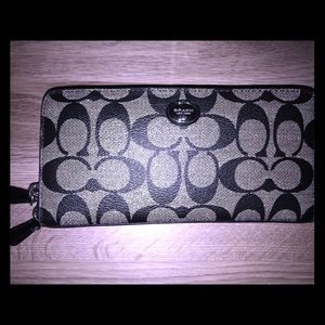 Authentic Coach wallet like new !! Authentic Coach wallet like new !!