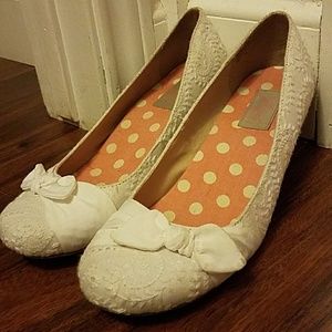 😍😍Adorable white heels with bows size 9