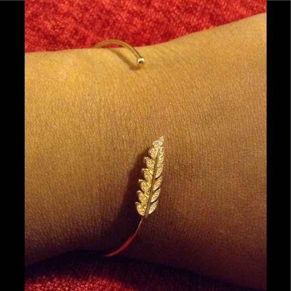 NWOT Delicate Leaf Bangle Bracelet - Picture 1 of 3