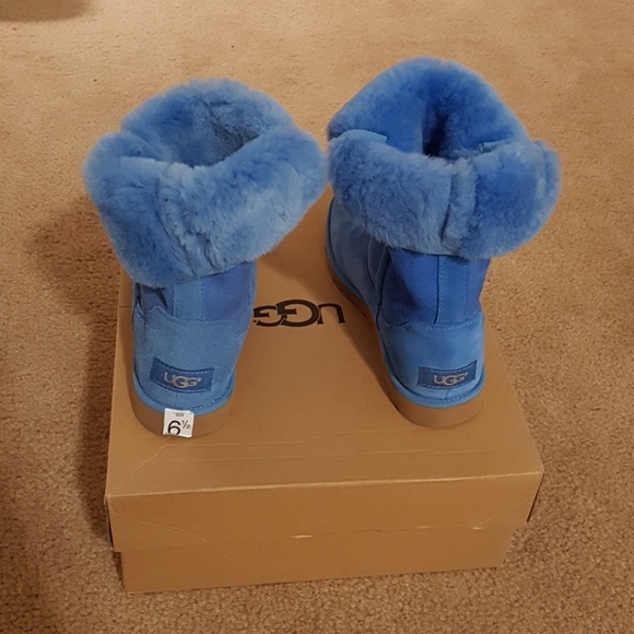 Uggs classic boots. New size 6.5 - Picture 2 of 5